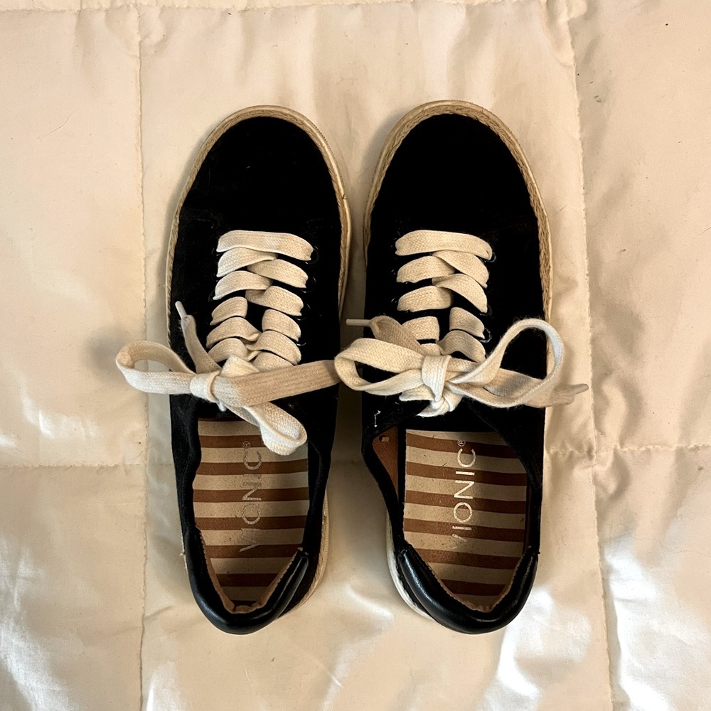 Vionic size 5 women or girls black sneakers